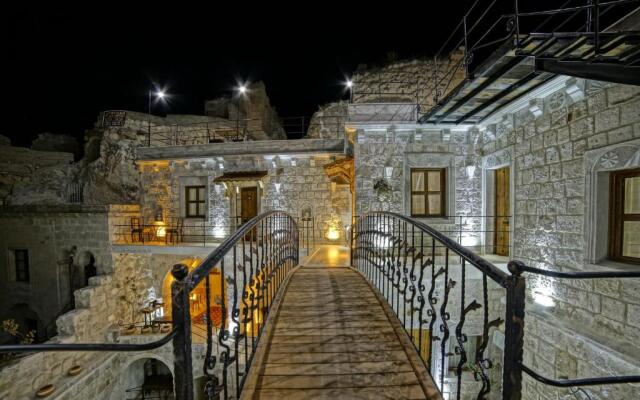 Risus Cave Suites