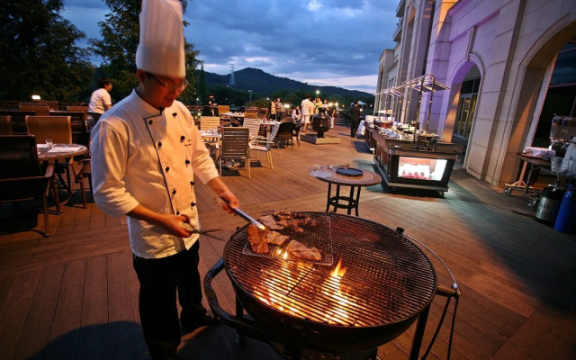 Adonis Hotel