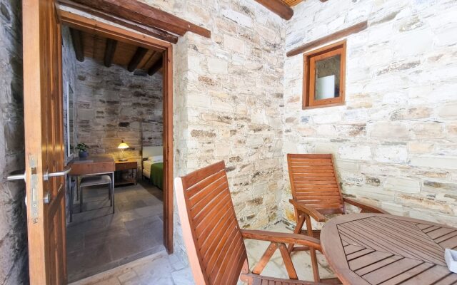 Skarinou's Landhouse Poolside Apartment