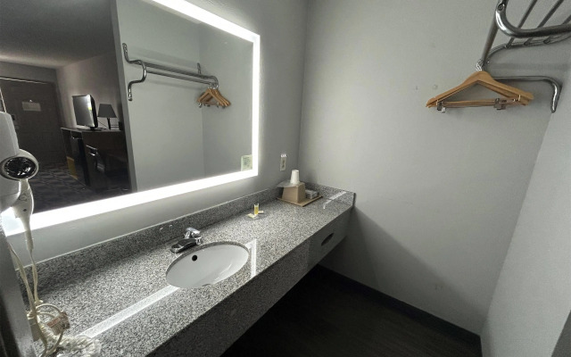 Days Inn by Wyndham Byron