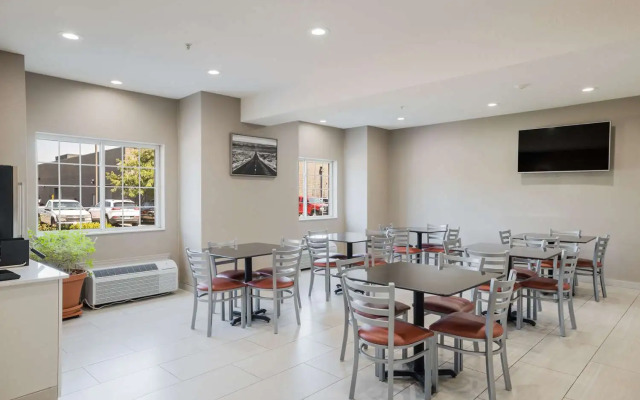 Sonesta Essential Hotels & Suites Kansas City/Blue Springs