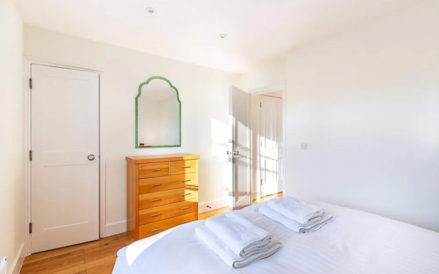 Stylish Chelsea Flat With Luxe Comfort & Charm
