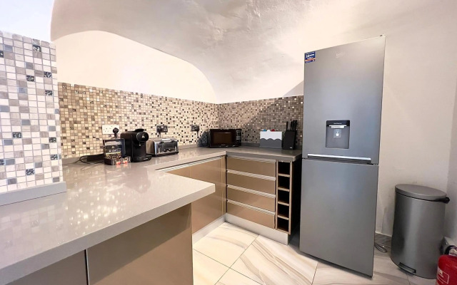 Spacious Two Bedroom Apartment in Westminster