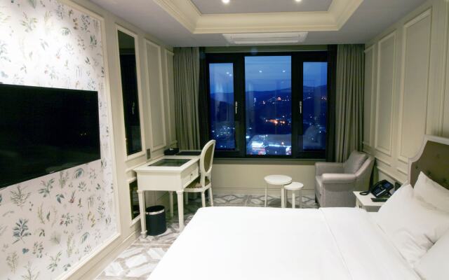 Golden Tulip Ever Yongin Hotel
