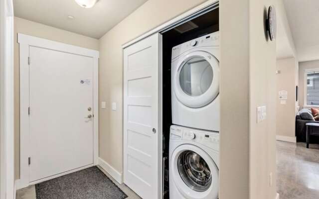 Spacious Home Near River – King Bd, Patio & Garage