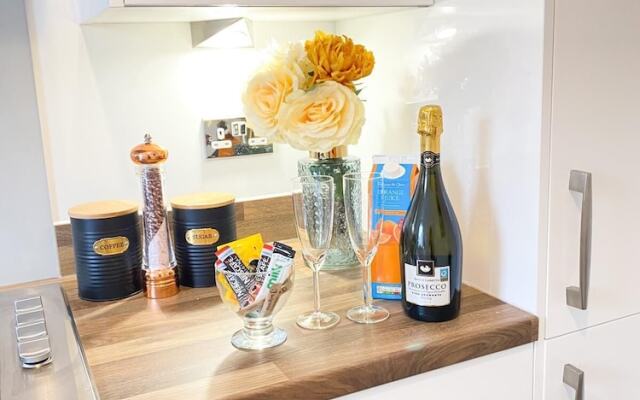 Tudors eSuites Luxury House Garden