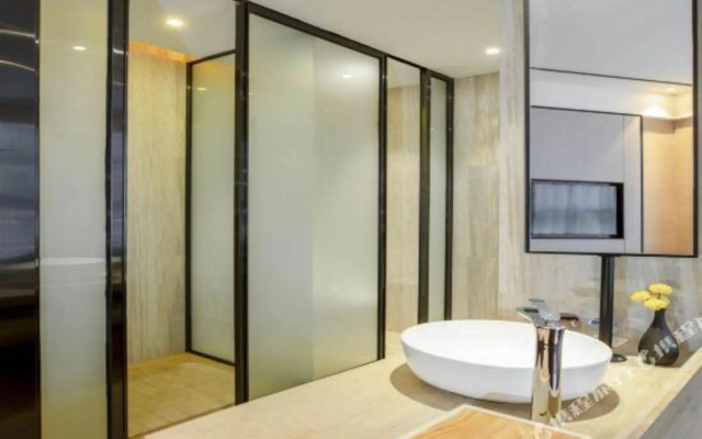 Qianmen Holiday Inn (Zhuhai City Rail Mingzhu Station)