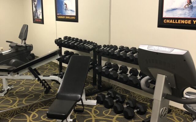 Comfort Hotel & Suites