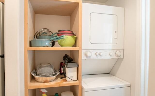 Das Tree Haus 1 Bedroom Home by NW Comfy Cabins by RedAwning