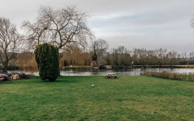 Waterfront Retreat in Hambleden