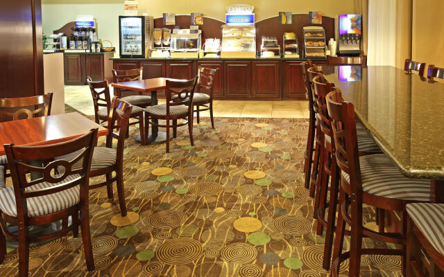 Holiday Inn Express & Suites Marshall by IHG