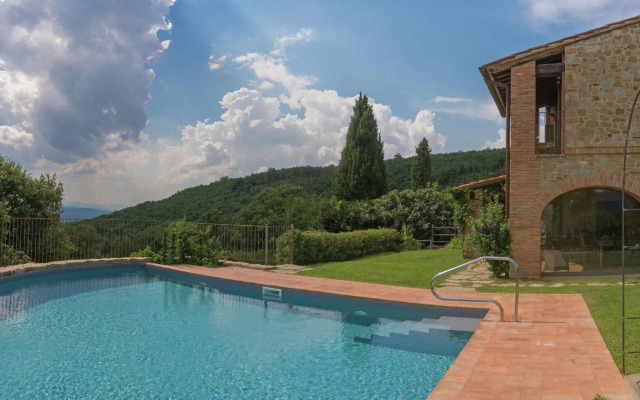 Villa in Arezzo With Pool and Vineyards