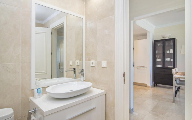 2 bedroom apartment next to porto