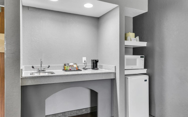 Eastlake Suites Hotel & Conference Center By OYO Urbana