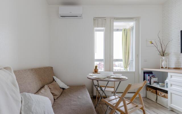 БелосНежность на набережной Обводного канала 108