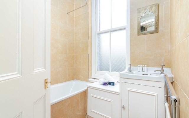 Bright and Elegant Chiswick Apartment