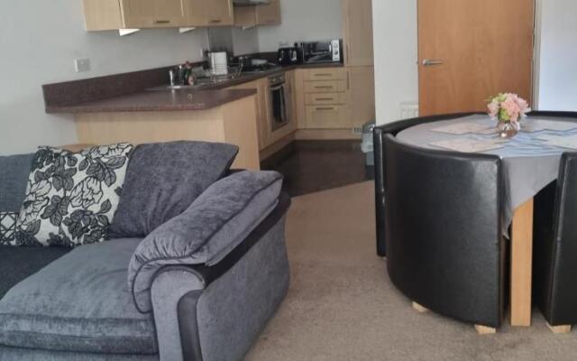 Lovely 2-bedroom flat with free parking