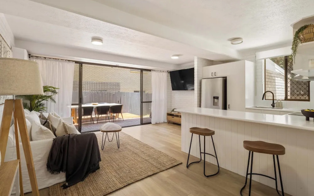 Markwell Surf · Courtyard Stay Steps from Beach – Guest Rooms – Gold Coast