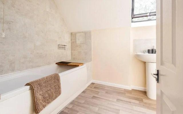Immaculate 2 - Bedroom House in Milton Keynes