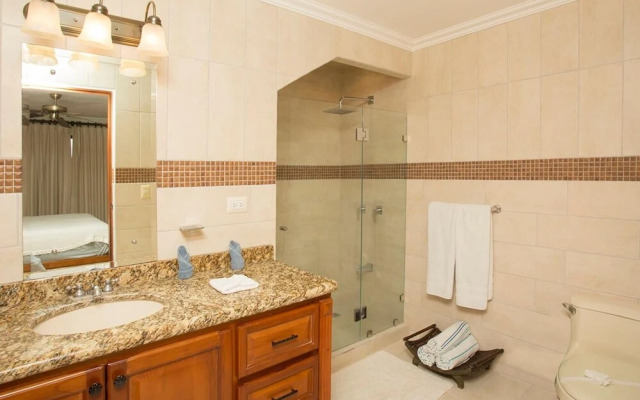 Ocean View Condo - Few minute walk to the beach and restaurants