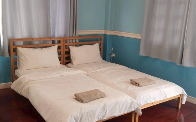 Aran hostel &Cafe Ngamwongwan
