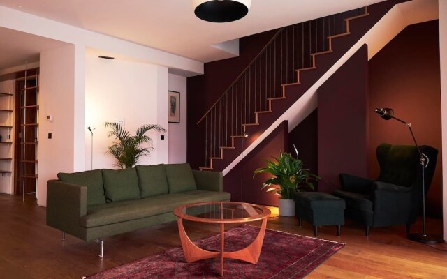 3-bed Flat w/ 2 Terraces in Hackney, East London!