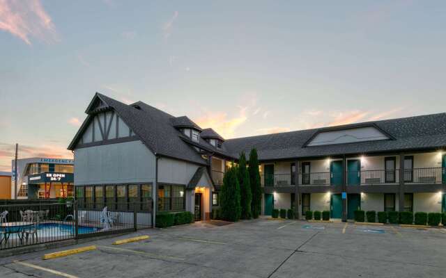 Howard Johnson by Wyndham San Marcos