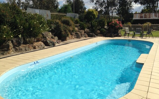 Tuckerbox Motor Inn
