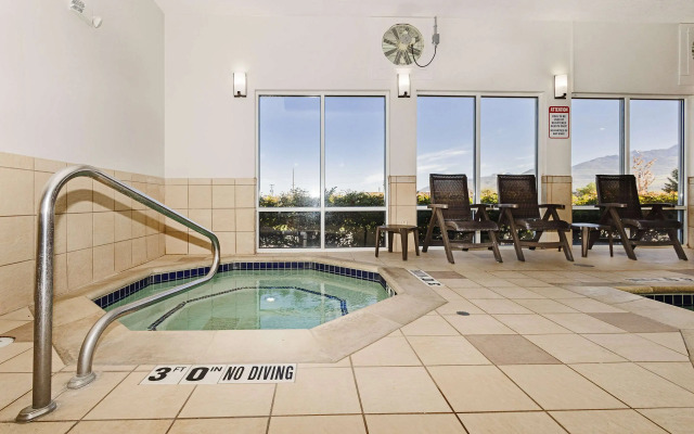 Comfort Inn & Suites Logan Near University