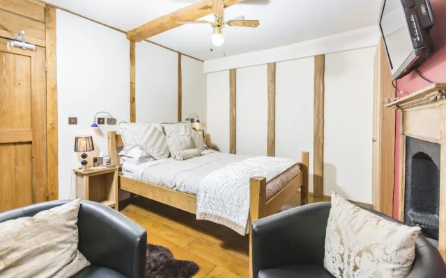 Cornerstones, 16th Century Luxury Self Catering House overlooking the River Dee