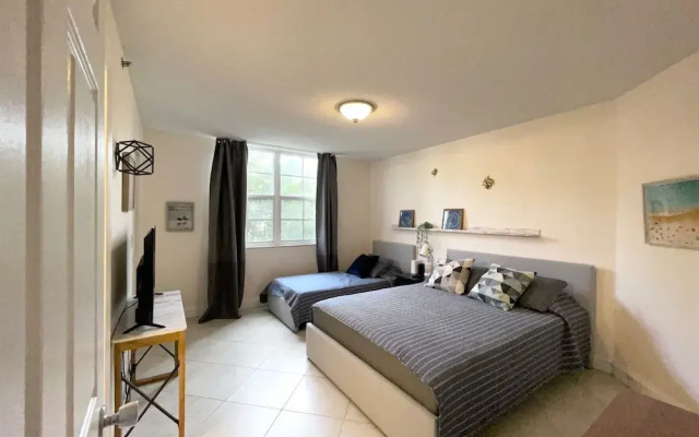Exclusive Condo 10 Min to the Beach