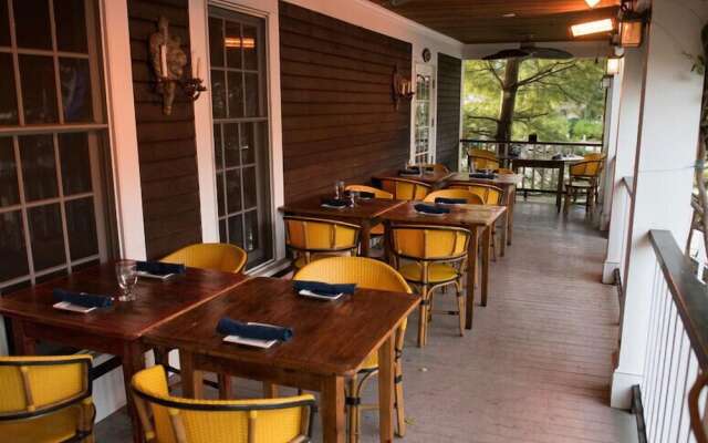 The Red Lion Inn Resort 1704