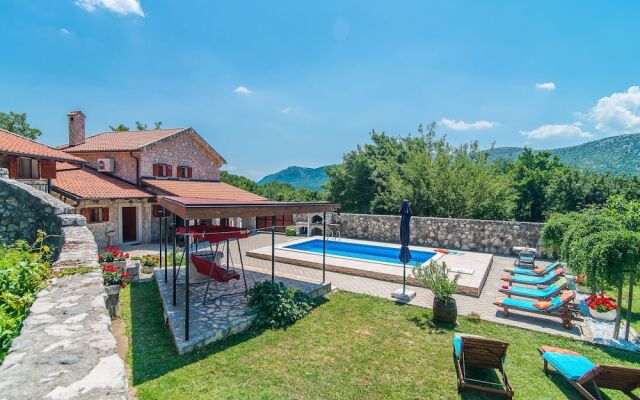 Stone House with Private Pool And Garden in Quiet Place