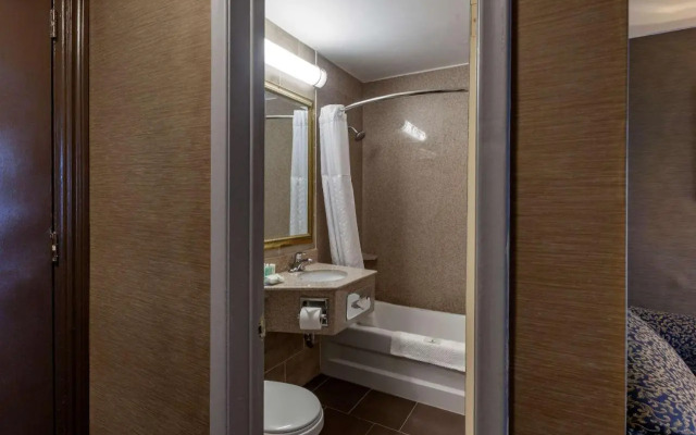 Econo Lodge Inn & Suites Toronto Airport