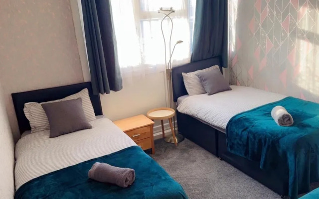 Smethwick - House - Sleeps 8 - Parking