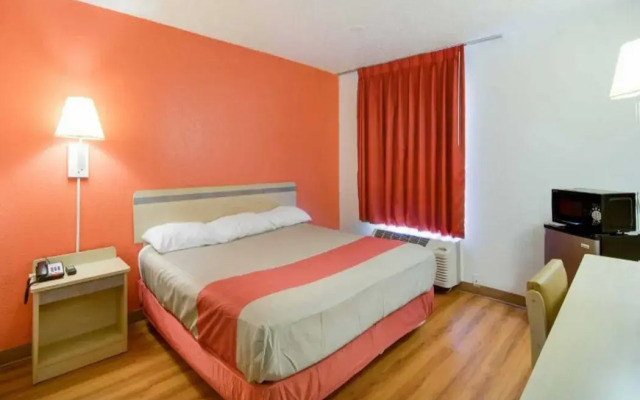 Motel 6 Waukegan, IL