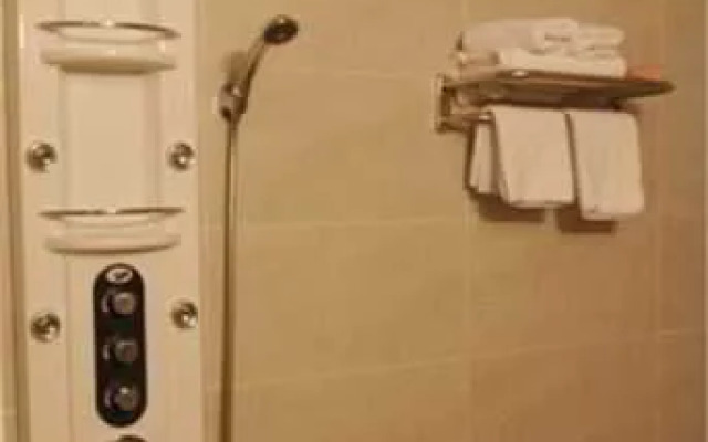 Two Be In Tourist Hotel