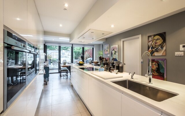 Contemporary Burntwood Grange Demeure - TFR