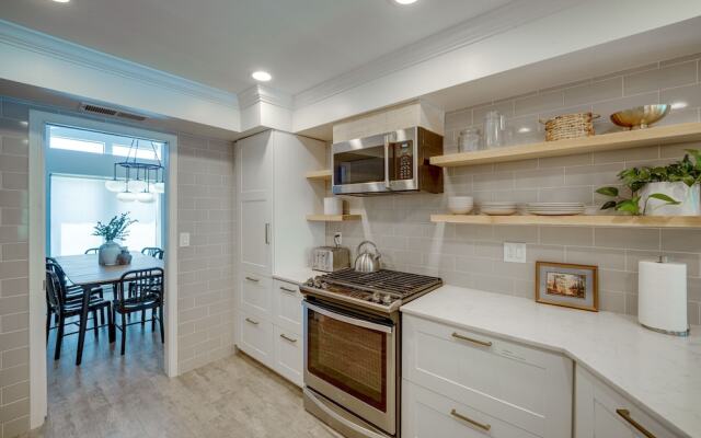 Bakersfield Oasis: Private Pool, Hot Tub & Patio!