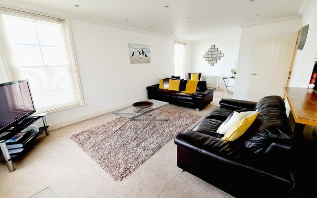 Off the Hook - Luxury Beach Apartment - Sleeps 4