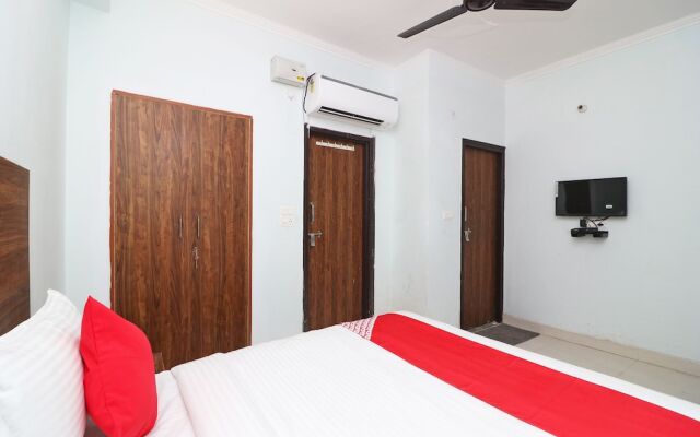 OYO Flagship 39600 Sathguru Residency