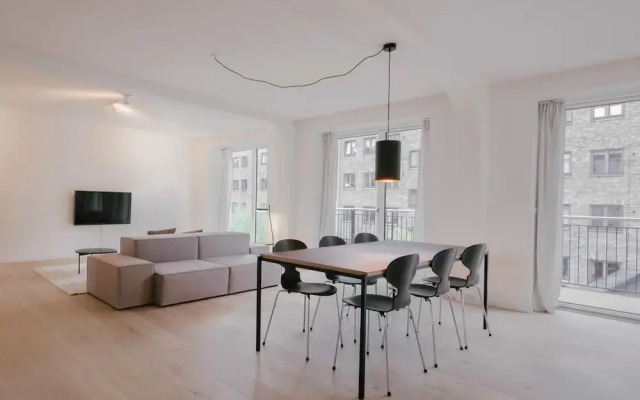 Stunning 2-bed w Large Balcony