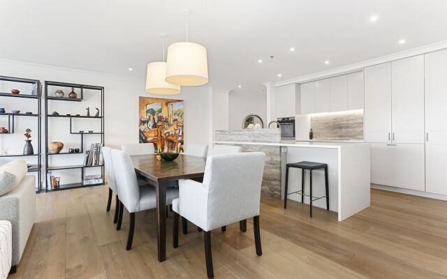 Light and spacious w incredible harbour views