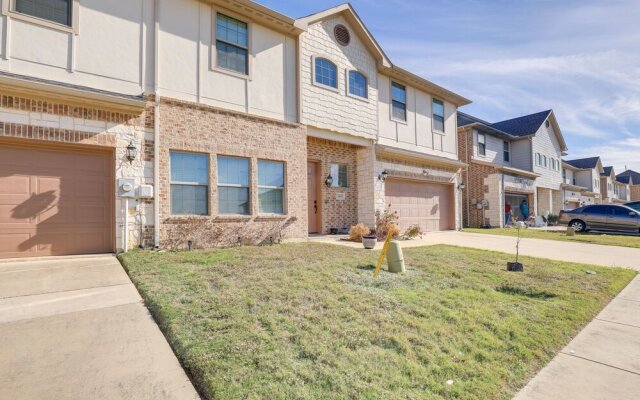 Family-friendly Irving Townhome w/ Yard!