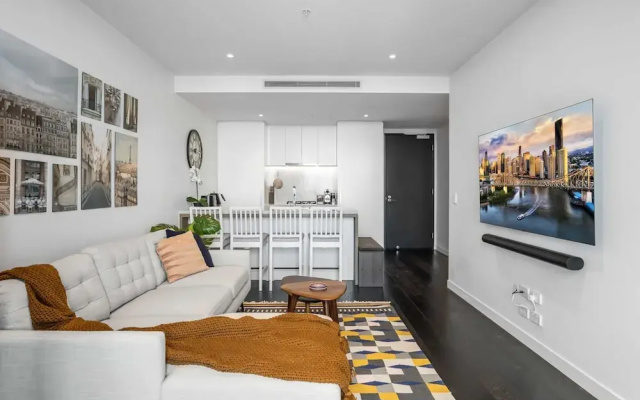 Chic 1-bed With Parking, Pool and Gym