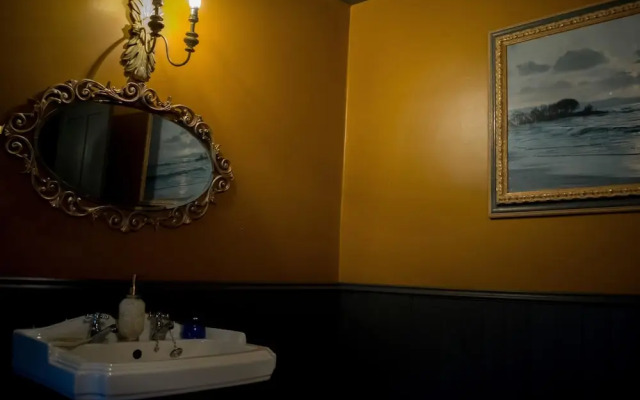 Gin Lounge Rooms