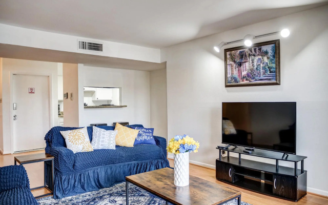 LovelyMedcenter area 3 BR, 2BA  condo w/grill