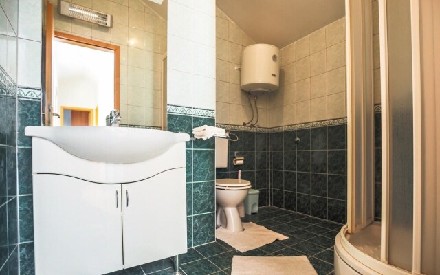 Amazing Apartment in Makarska With 5 Bedrooms and Wifi