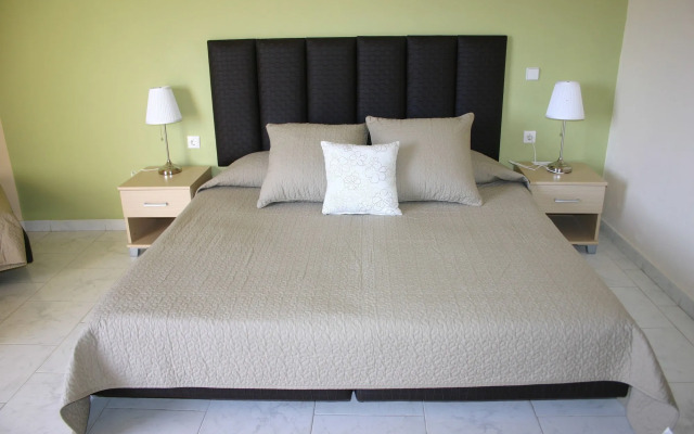 Lyristis Dinos Studios & Apartments