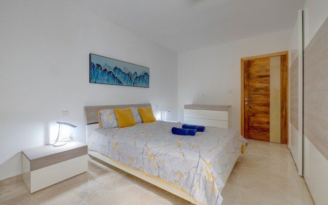 Deluxe Apartment Steps to St George's Bay